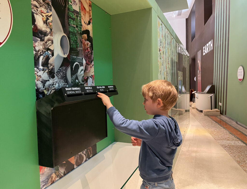 Ben Bertoni davanti a un'installazione al museo della scienza Esplora a Malta