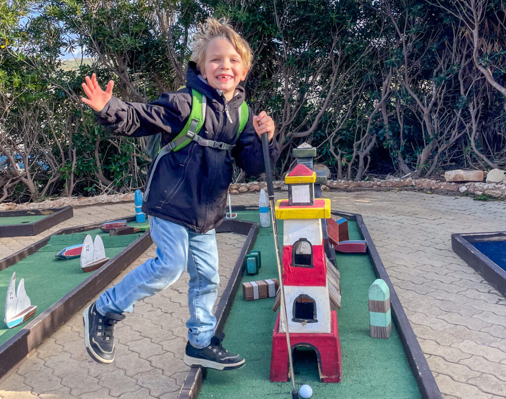 Ben Bertoni al minigolf del Popeye Village a Malta