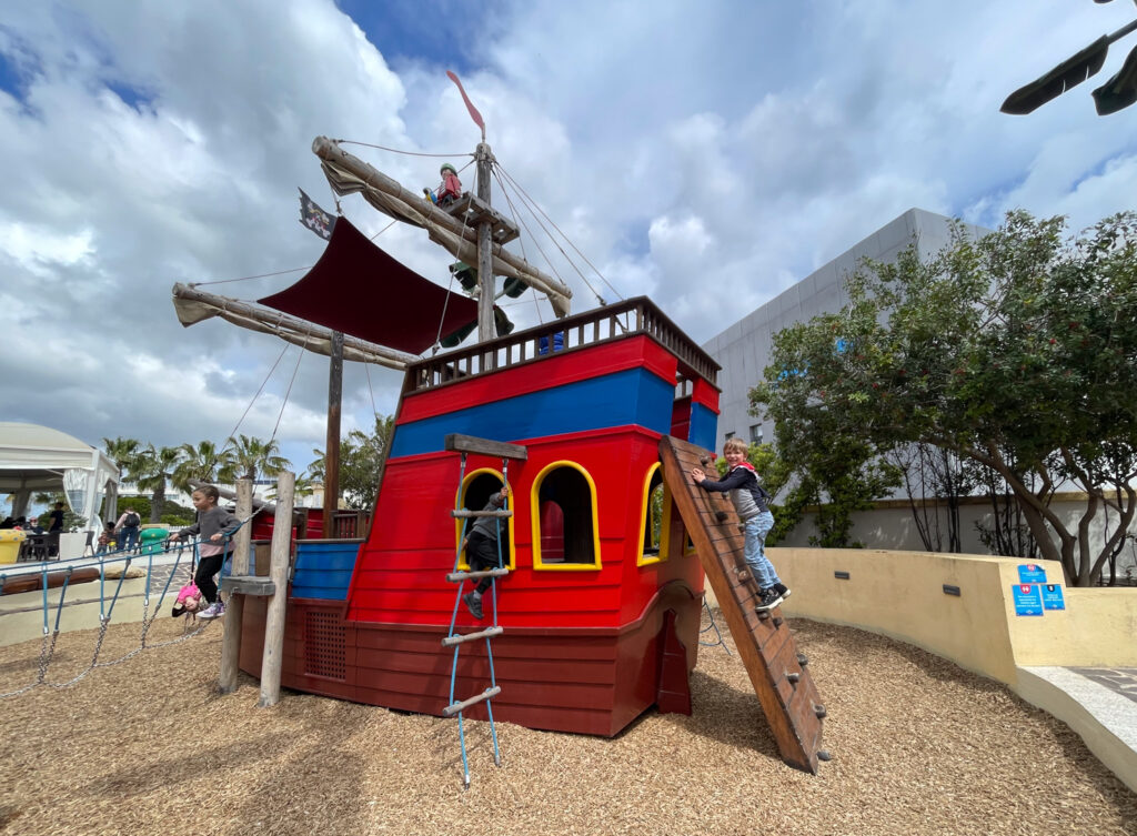 Ben Bertoni nel parco giochi a tema pirati del Playmobil FunPark Malta