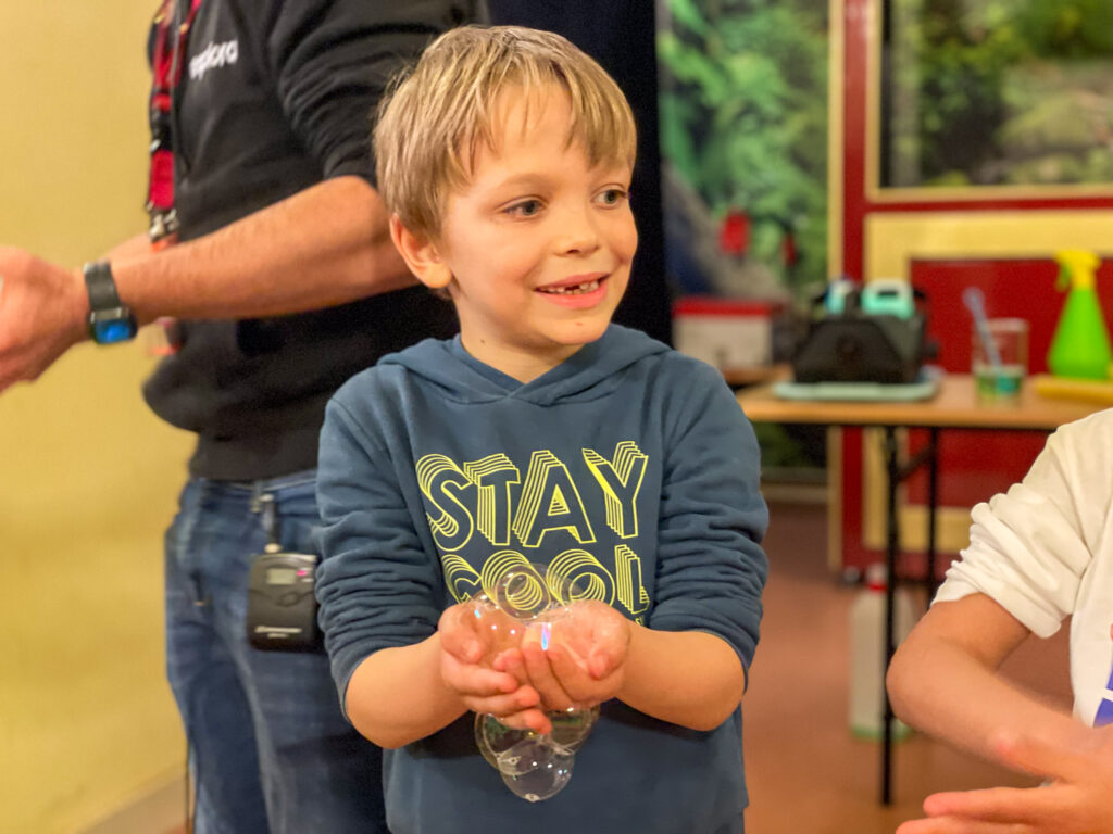 Ben Bertoni allo spettacolo di bolle di sapone al museo della scienza Esplora a Malta
