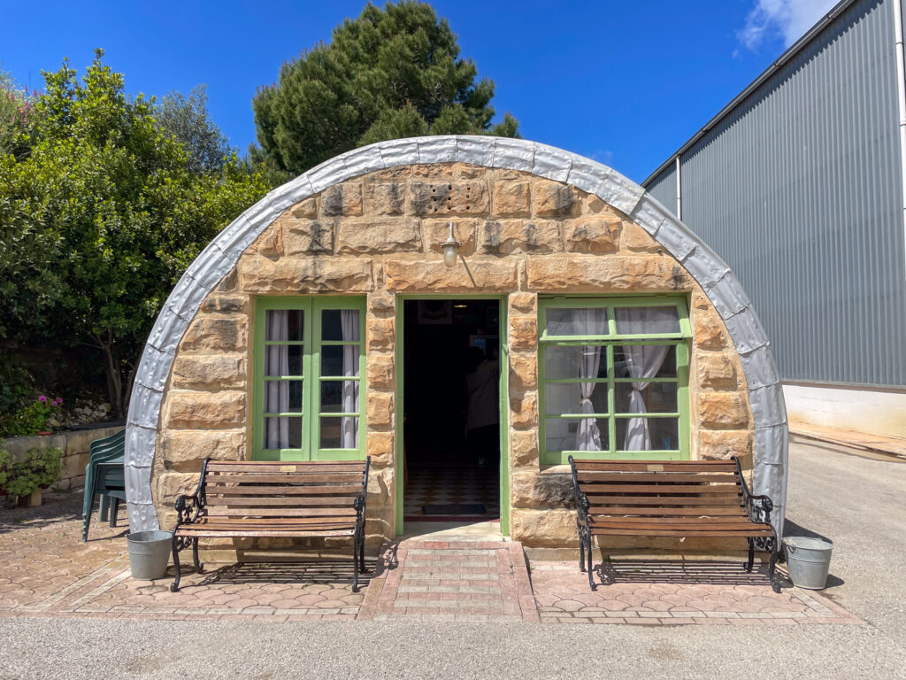 Il Nissen hut che ospita la caffetteria del Museo dell'Aviazione di Malta
