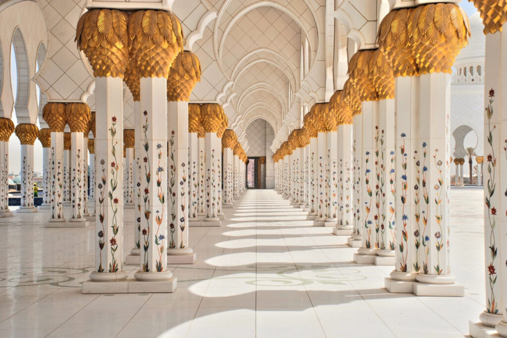 Particolare delle colonne del portico del cortile esterno della Grande Moschea di Abu Dhabi