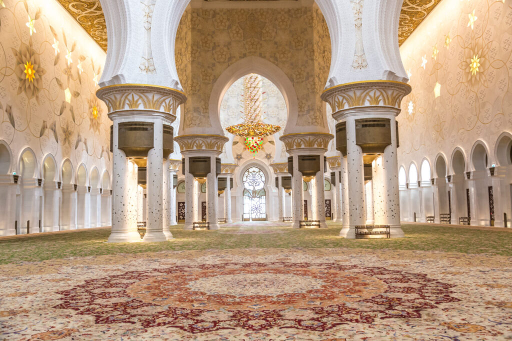 Sala di preghiera con il tappeto più grande del mondo nella Grande Moschea di Abu Dhabi