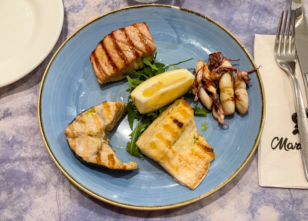Pesce grigliato in un ristorante di Marsaxlokk, Malta