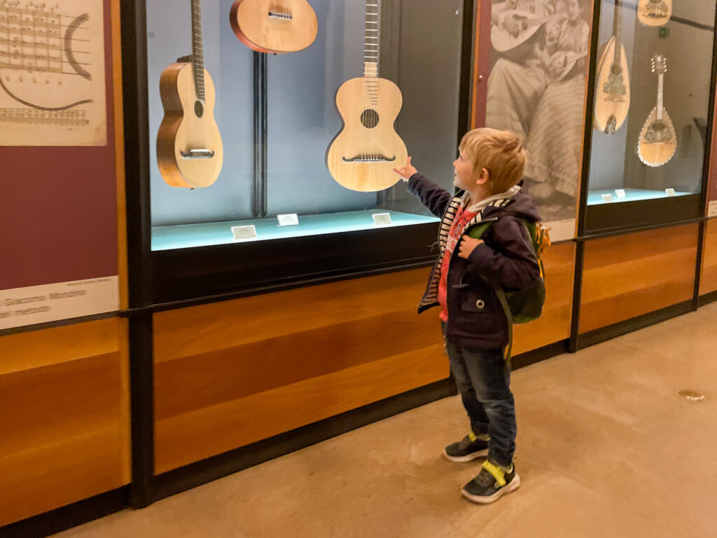 Ben Bertoni nel Museo degli Strumenti Musicali nel Castello Sforzesco di Milano