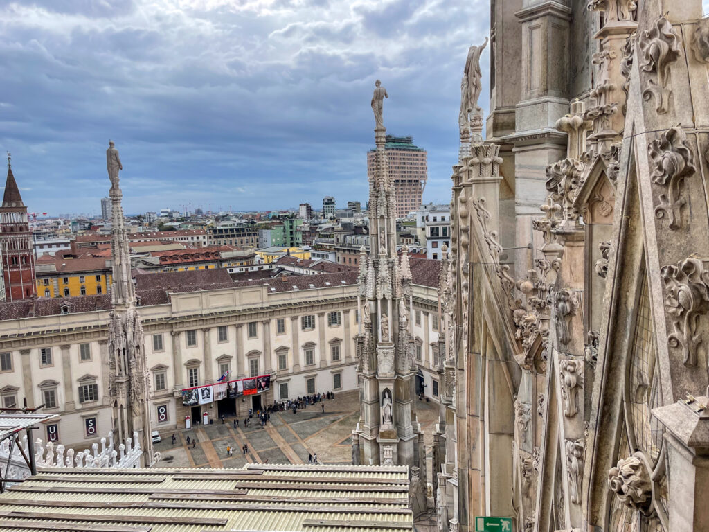 Vista dalle terrazze del Duomo di Milano con statue e particolari delle decorazioni