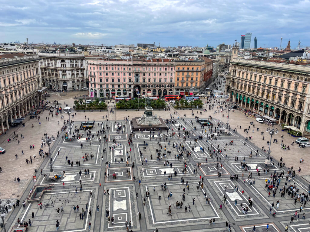 Vista sulla piazza dalle terrazze del Duomo di Milano