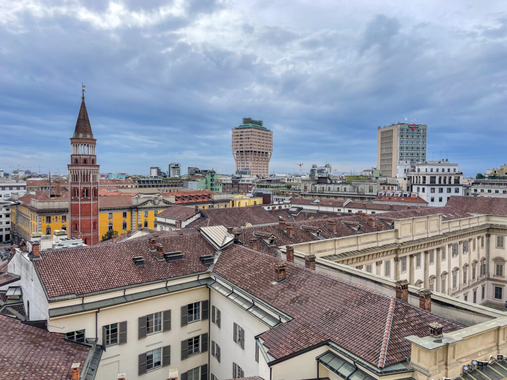 Panorama della città con la Torre Velasca visto dalle terrazze del Duomo di Milano