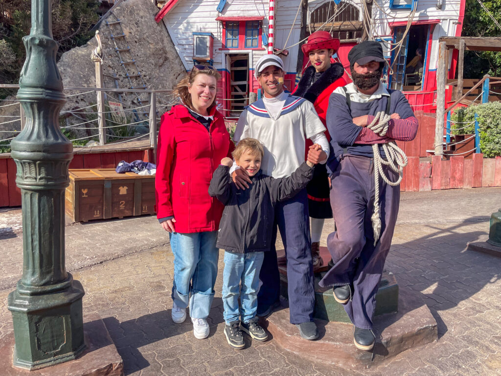 Paola e Ben Bertoni con Braccio di Ferro, Olivia e Bruto al Popeye Village di Malta