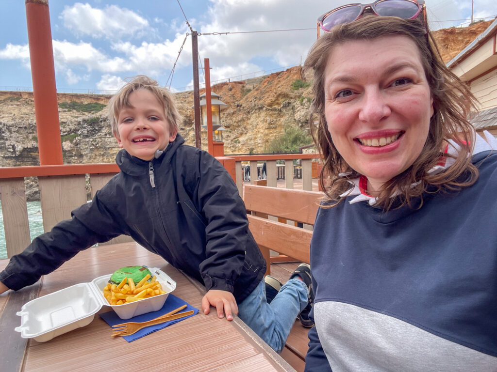 Paola e Ben Bertoni al Seafarers Restaurant con un burger vegano agli spinaci
