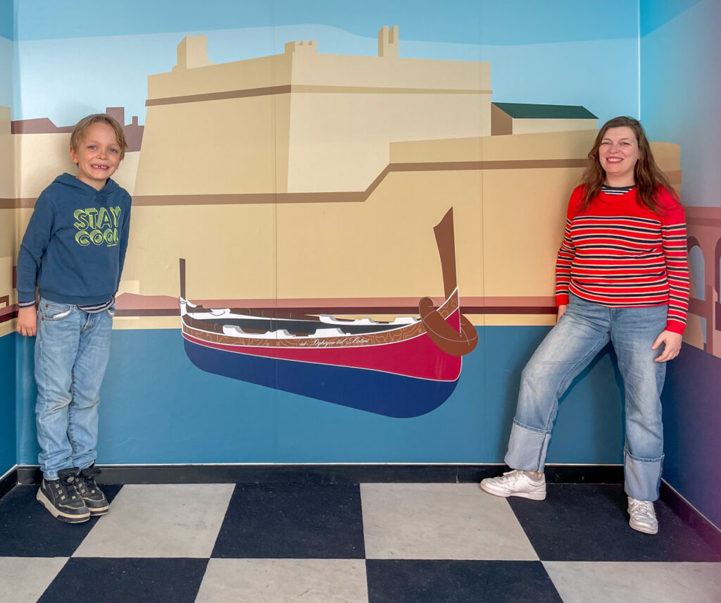 Paola e Ben Bertoni all'interno di un'illusione ottica a Esplora Malta