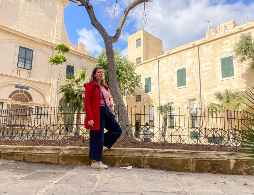 Paola Bertoni nel cortile del Grand Master's Palace a La Valletta, Malta