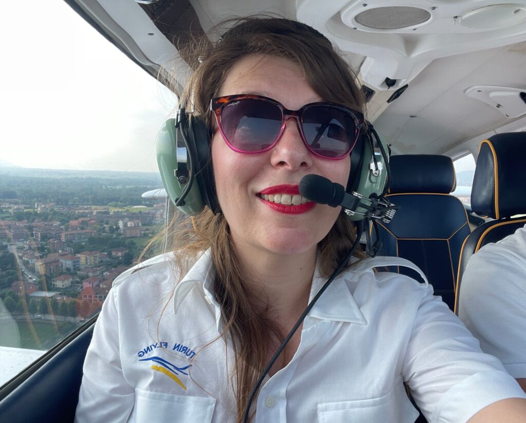 Paola Bertoni durante una lezione di volo con Turin Flying Institute