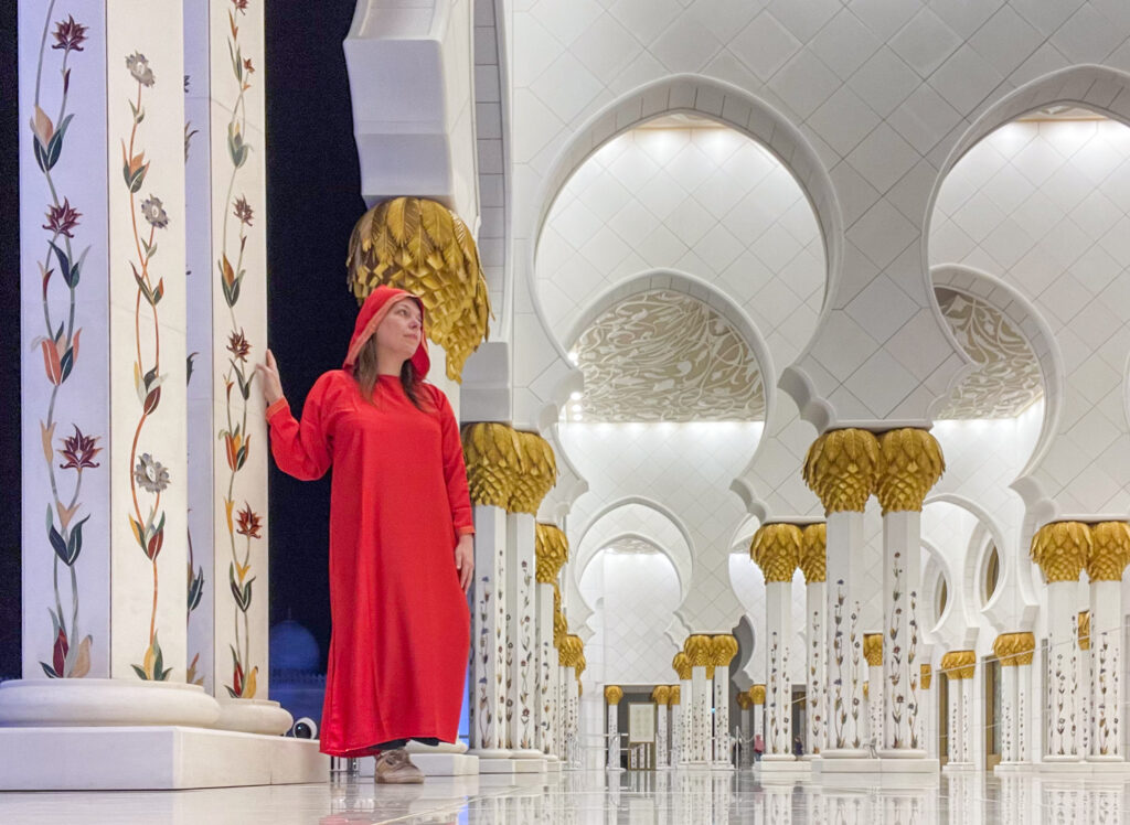 Paola Bertoni nella Grande Moschea di Abu Dhabi vestita con l'abaya del negozio di souvenir