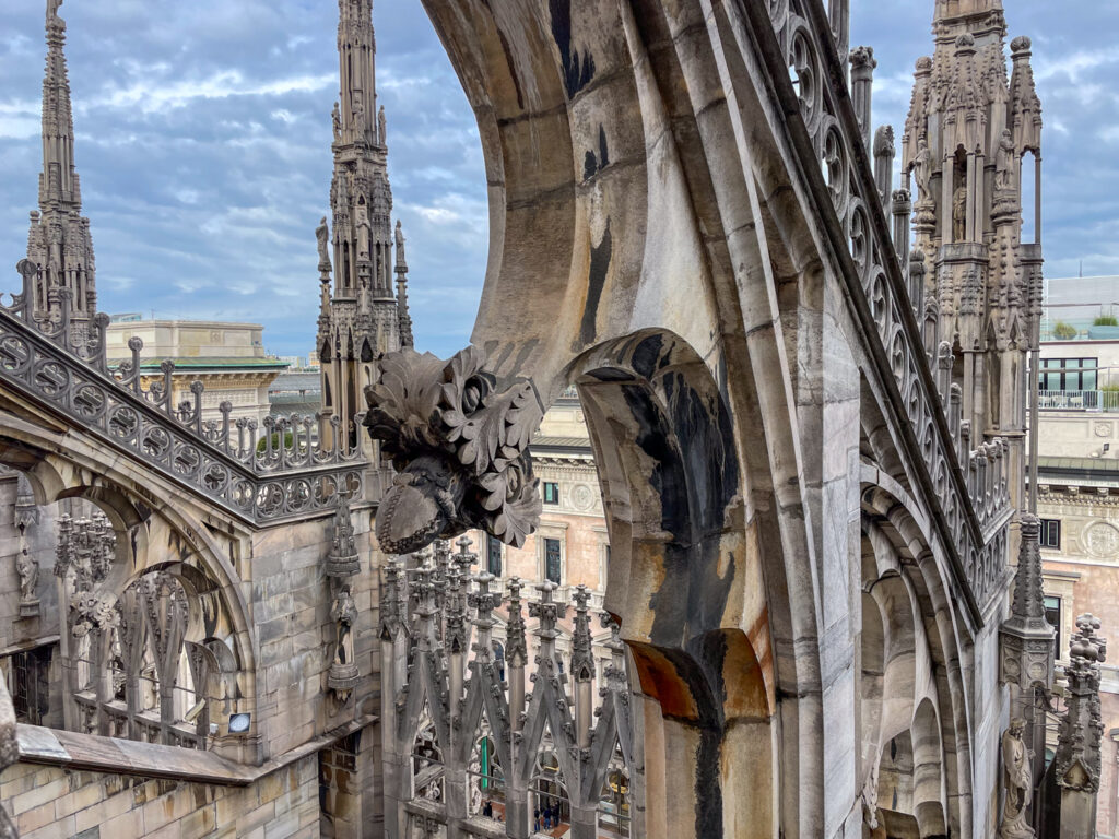 Particolari delle decorazioni delle guglie viste dalle terrazze del Duomo di Milano