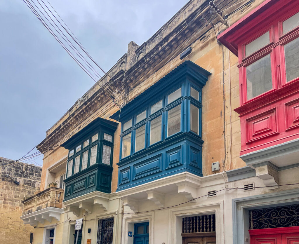 Tradizionali balconi maltesi in legno verandati a Rabat, Malta