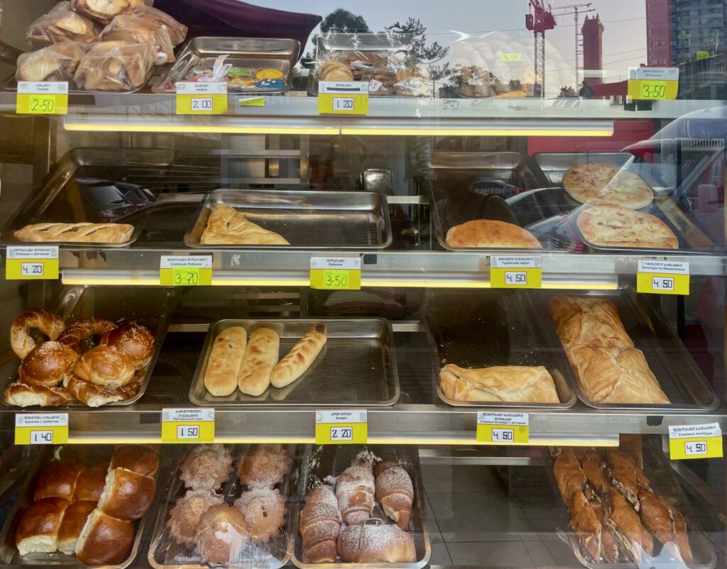 Una varietà di pane nella vetrina di un panificio a Batumi, Georgia