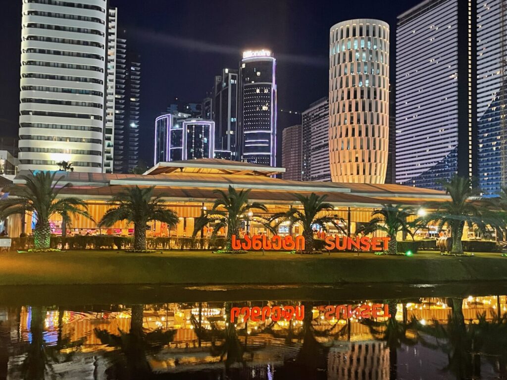 Grattacieli di Batumi illuminati