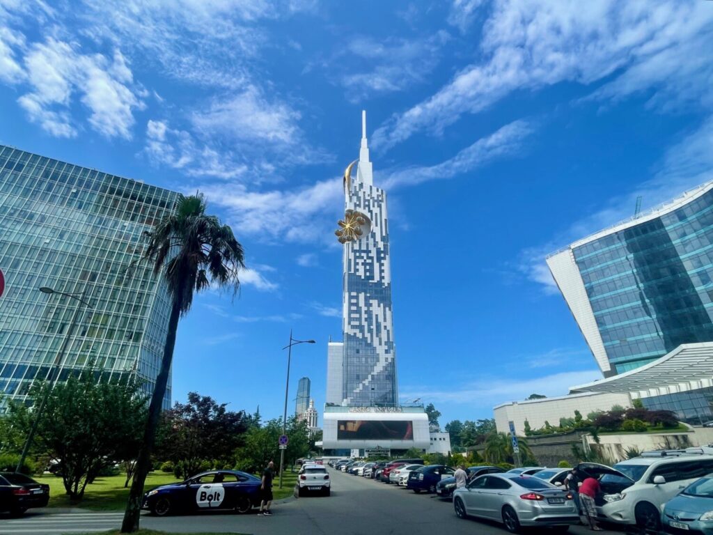 Batumi Tower Ferris Wheel, il grattacielo con la ruota panoramica nella facciata, a Batumi