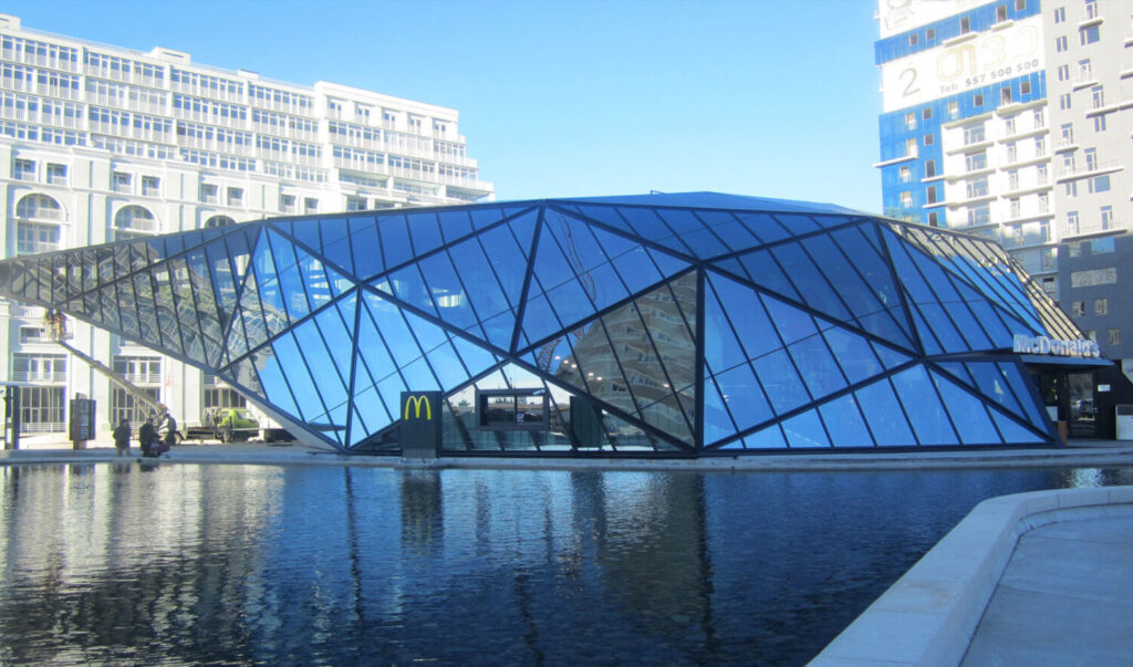 Il McDonald's di Batumi progettato dall'architetto georgiano Giorgi Khmaladze