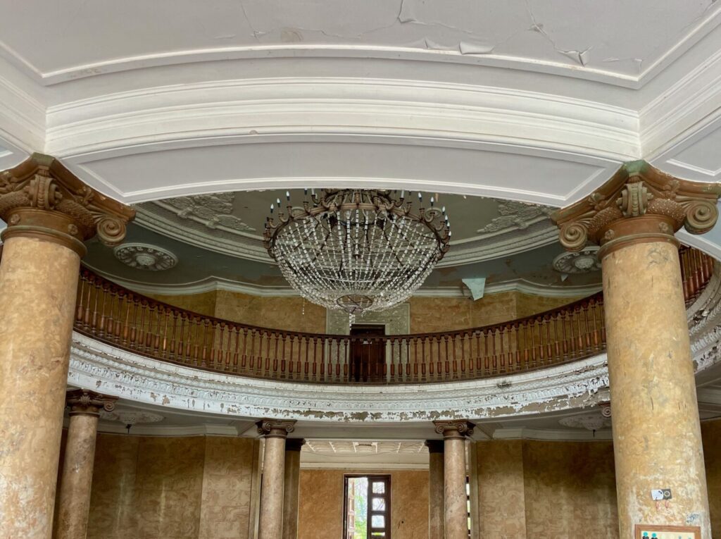 Il famoso lampadario di cristallo dell'ingresso del Sanatorio Metallurgist di Tskaltubo