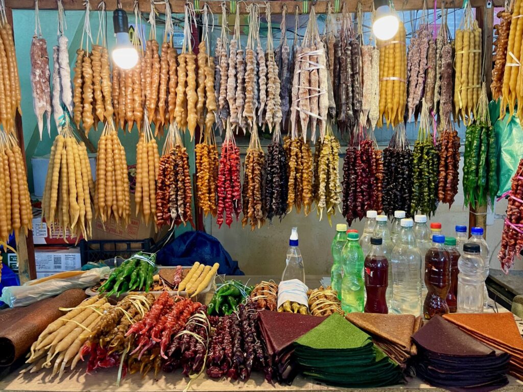 Churchkhela appese al mercato centrale di Kutaisi, Georgia