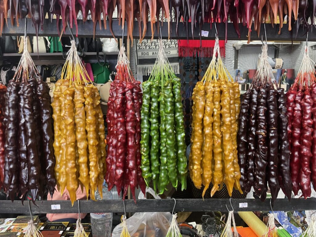 Churchkhela appese al mercato centrale di Kutaisi, Georgia