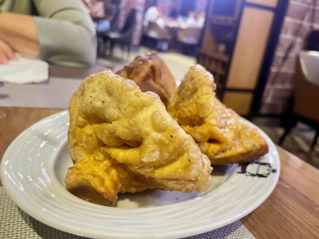 Kinkhali fritti al ristorante Tavaduri di Batumi, scoperti grazie ai nostri vicini di tavolo