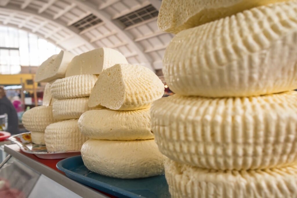Formaggio bianco georgiano Sulguni in vendita sulla bancarella del mercato di Tbilisi