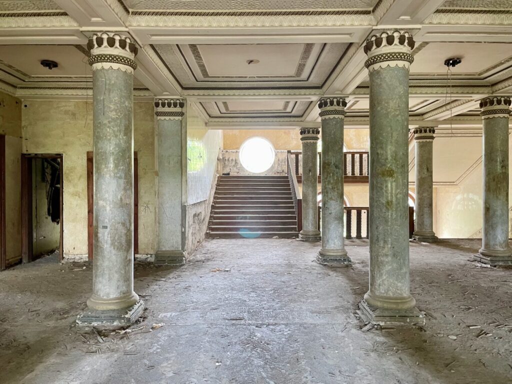 Una sala in degrado nel Sanatorio Imereti a Tskaltubo, Georgia