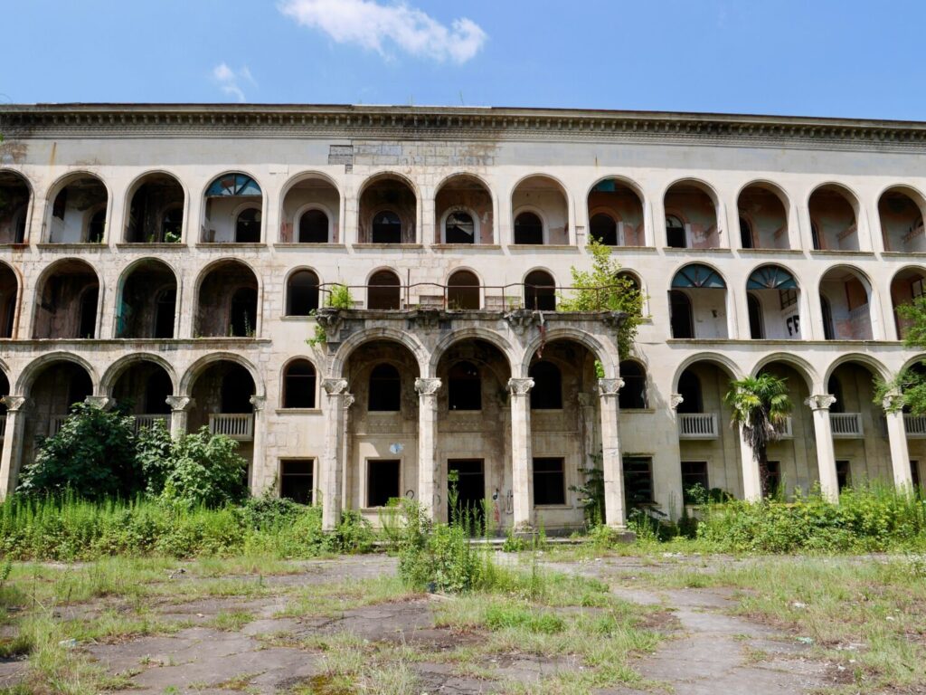 Facciata del sanatorio sovietico abbandonato Iveria a Tskaltubo, Georgia