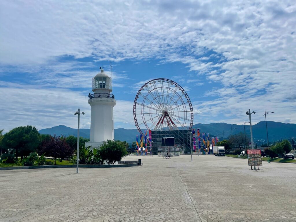 Faro di Batumi con la ruota panoramica sullo sfondo