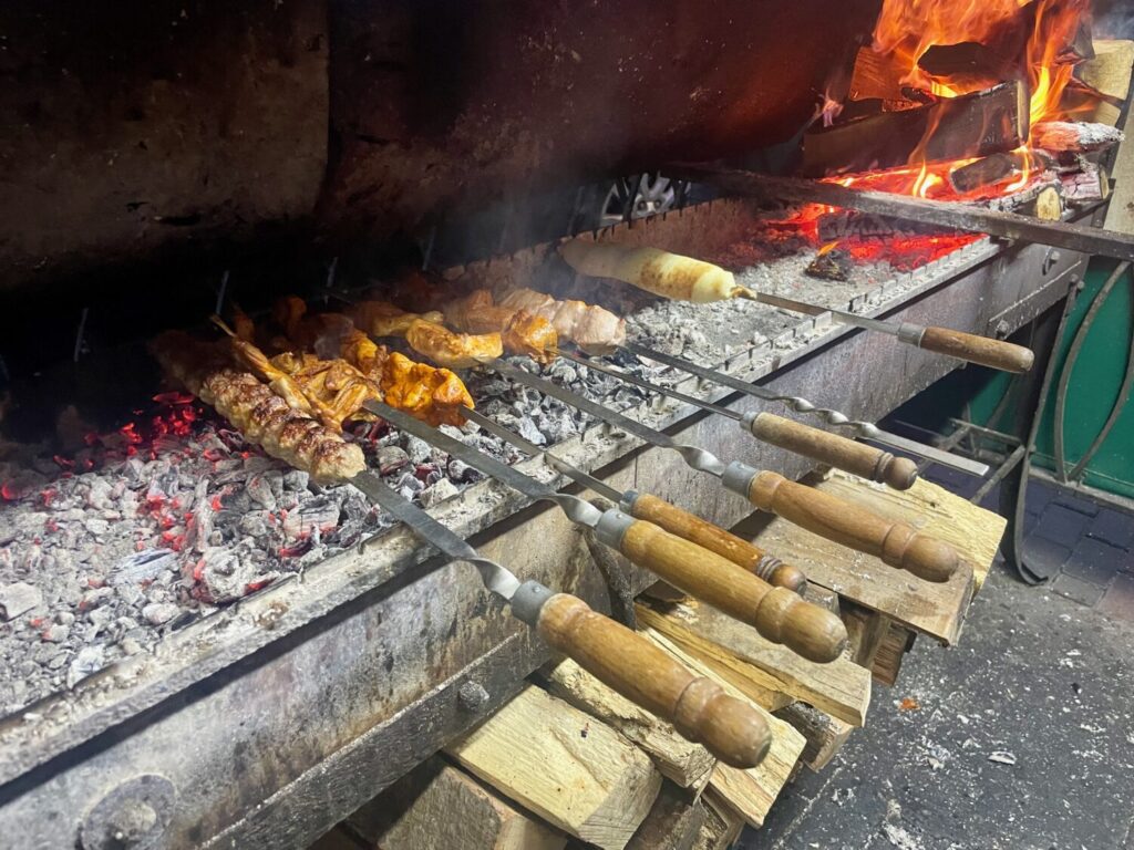 Spiedini di carne alla griglia cucinati all'esterno del ristorante Tavaduri a Batumi, Georgia