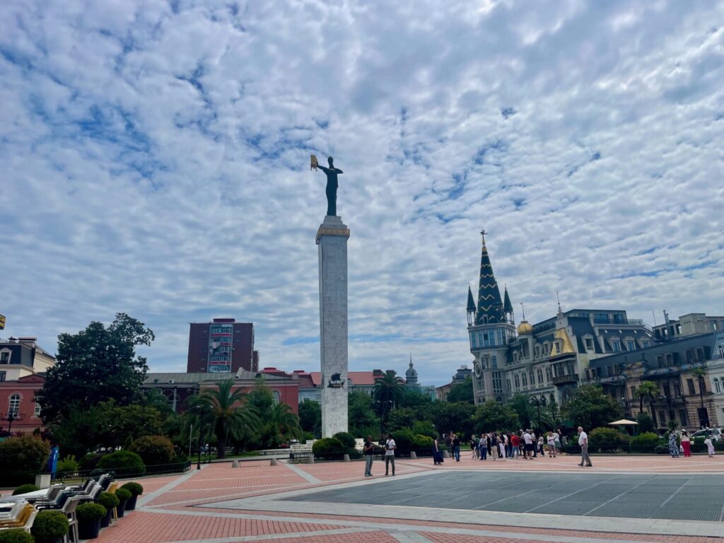 Statua di Medea che regge il Vello d'Oro al centro di Piazza Europa a Batumi