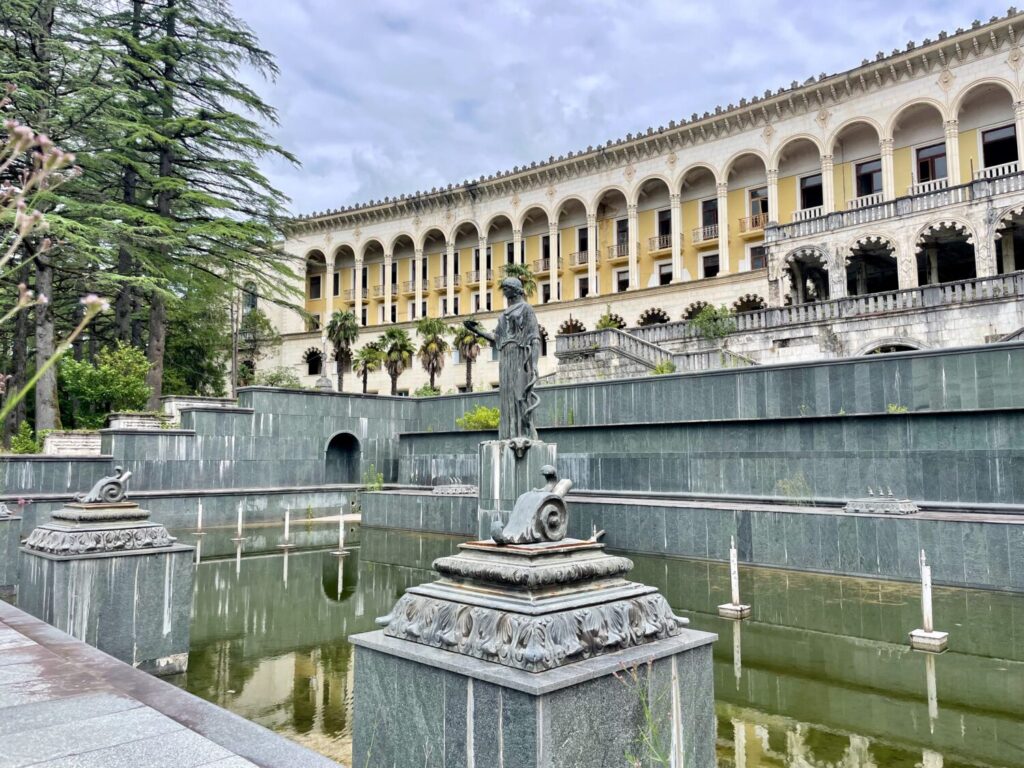 Statua di Medea nella fontana di fronte al Sanatorio Imereti a Tskaltubo