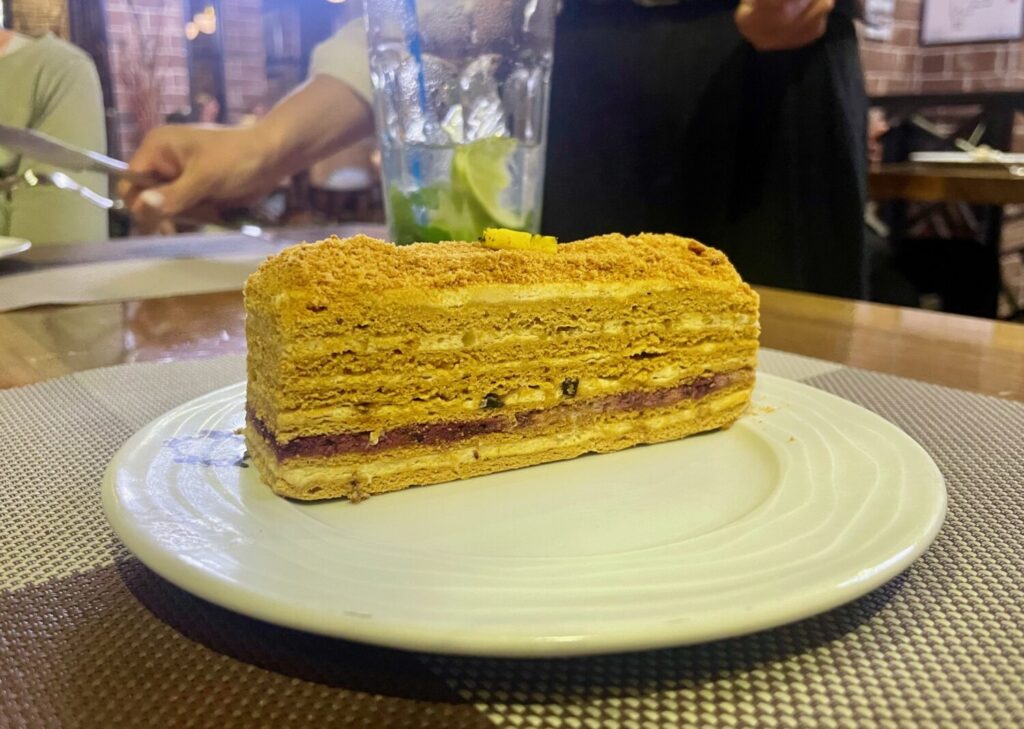 Torta Medoki al ristorante Tavaduri a Batumi, Georgia