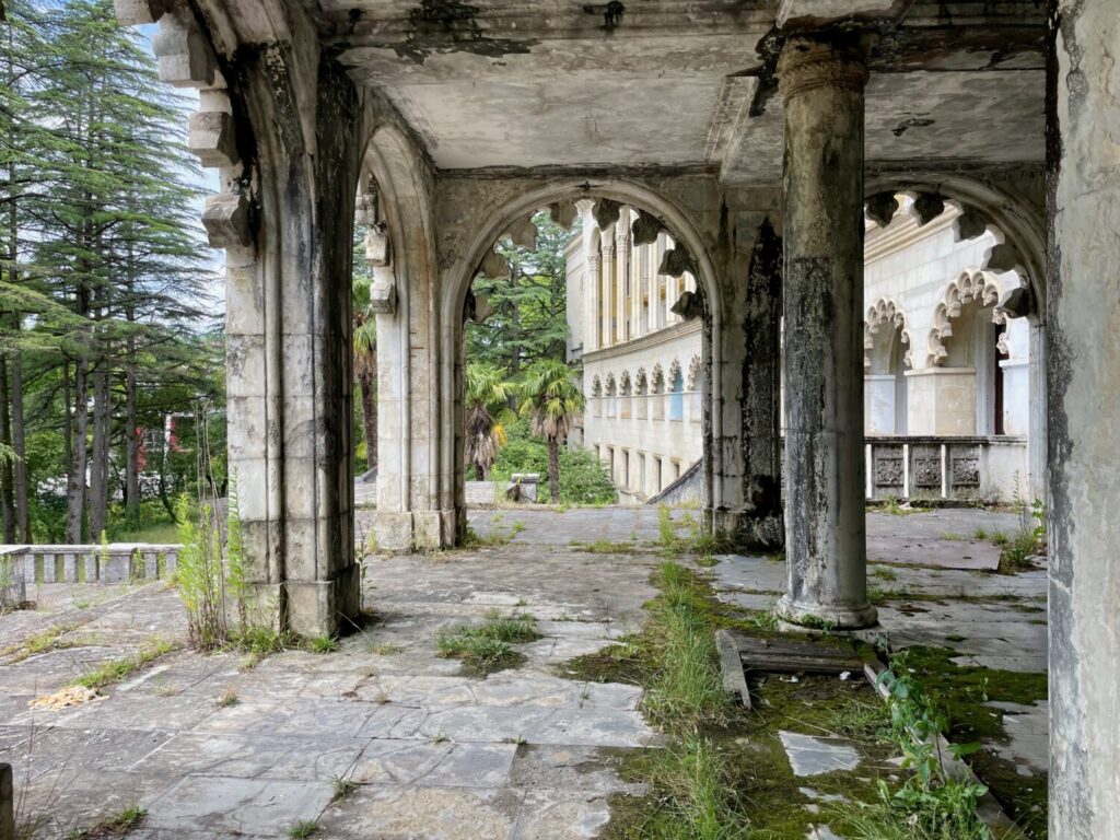 La natura riprende possesso del Sanatorio Imereti a Tskaltubo