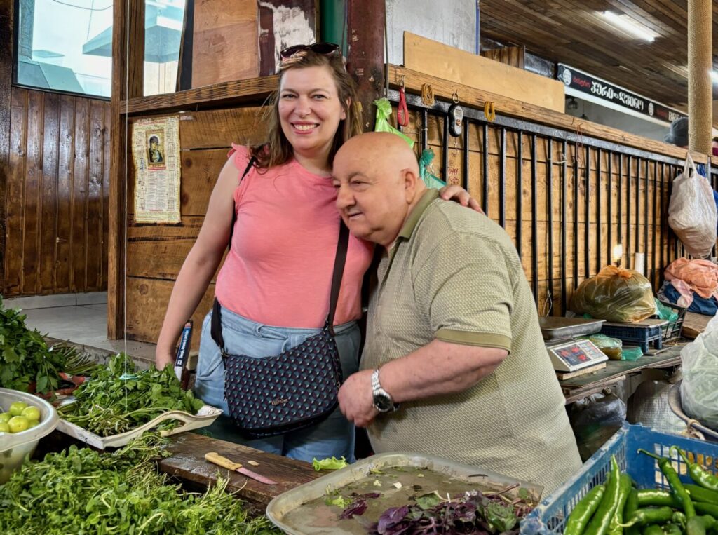 Paola Bertoni con un venditore locale al mercato centrale di Kutaisi