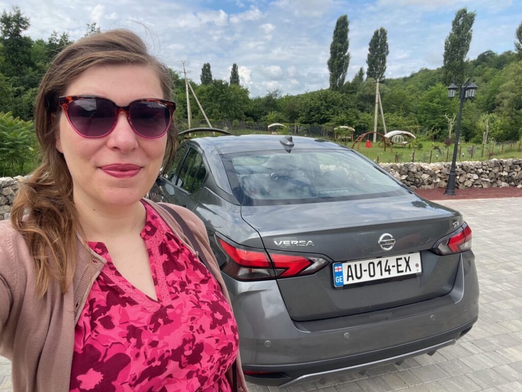 Paola Bertoni con la Nissan Versa noleggiata per il viaggio in Georgia