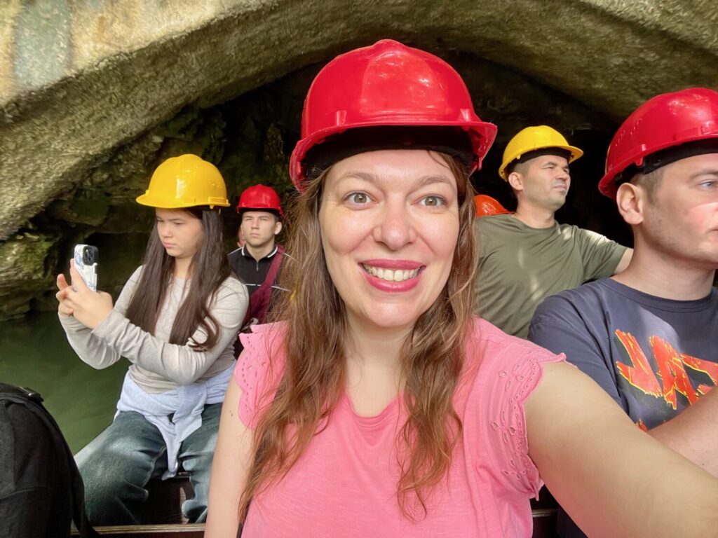 Paola Bertoni in barca sul fiume sotterraneo delle Grotte di Prometeo in Georgia