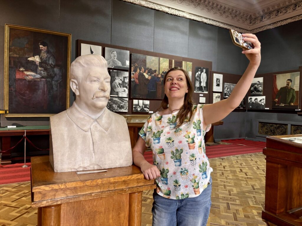 Paola Bertoni con una statua di Stalin al Museo di Stalin a Gori, Georgia