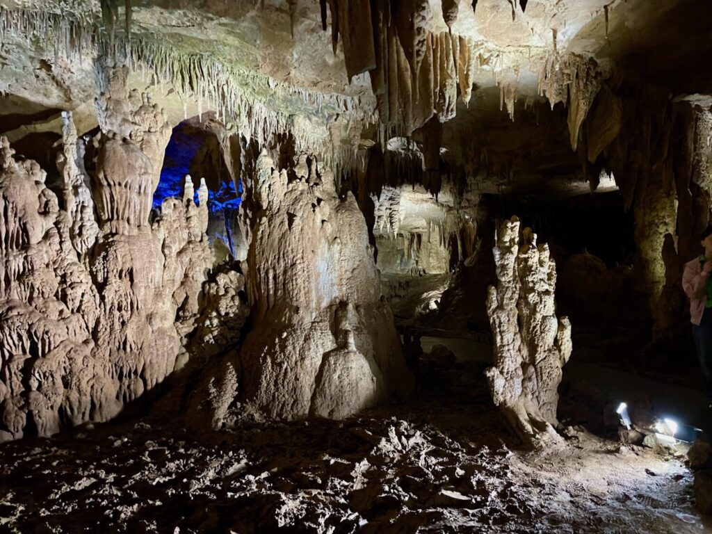 Stalattiti e stalagmiti all'interno delle Grotte di Prometeo, Georgia