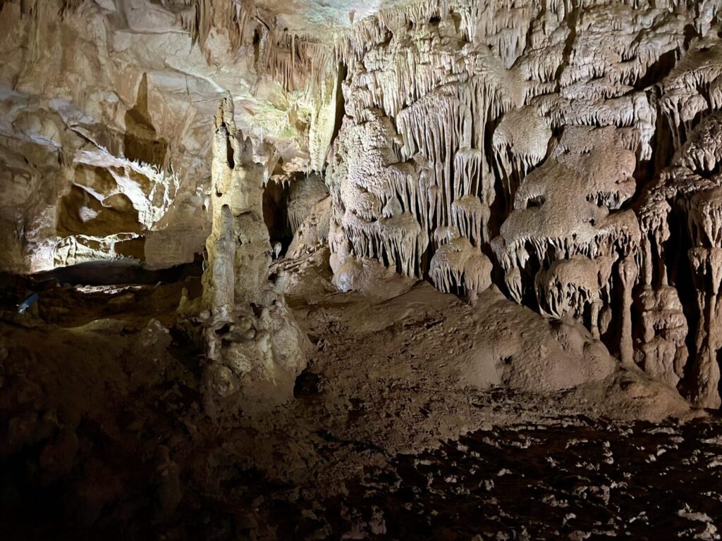 Stalattiti e stalagmiti all'interno delle Grotte di Prometeo, modellate goccia a goccia nel corso di migliaia di anni