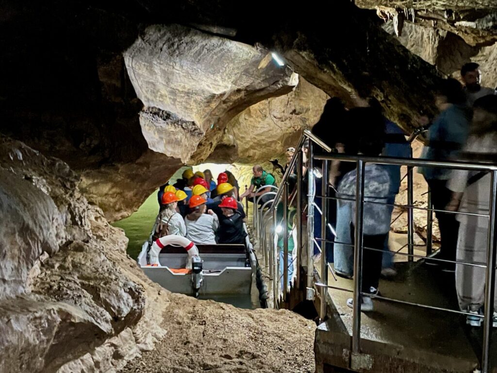 Giro in barca al termine del tour delle Grotte di Prometeo