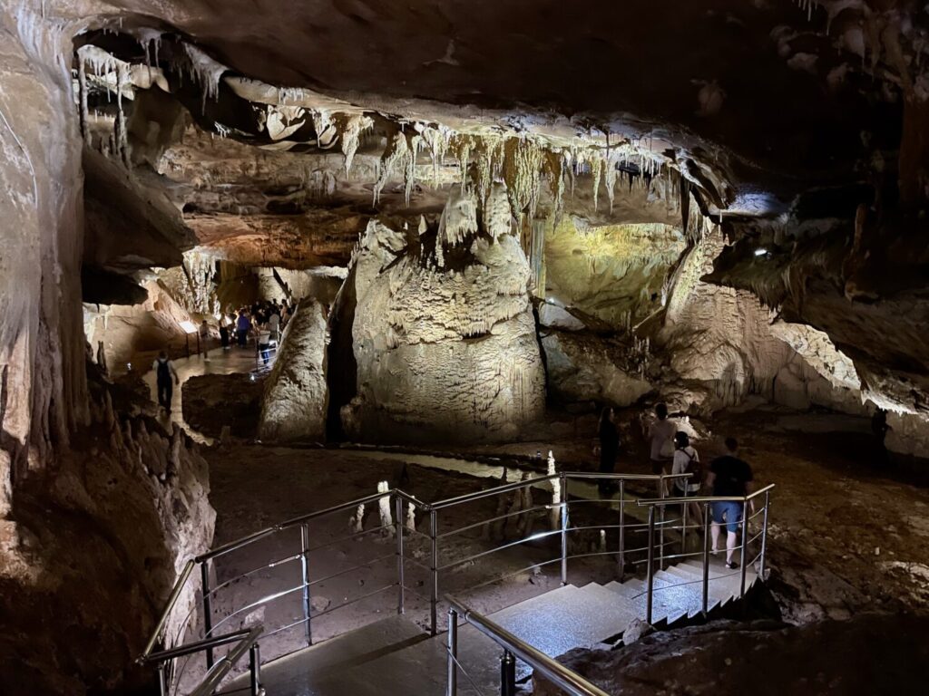 Un tratto del sentiero delle Grotte di Prometeo, con le splendide formazioni rocciose illuminate