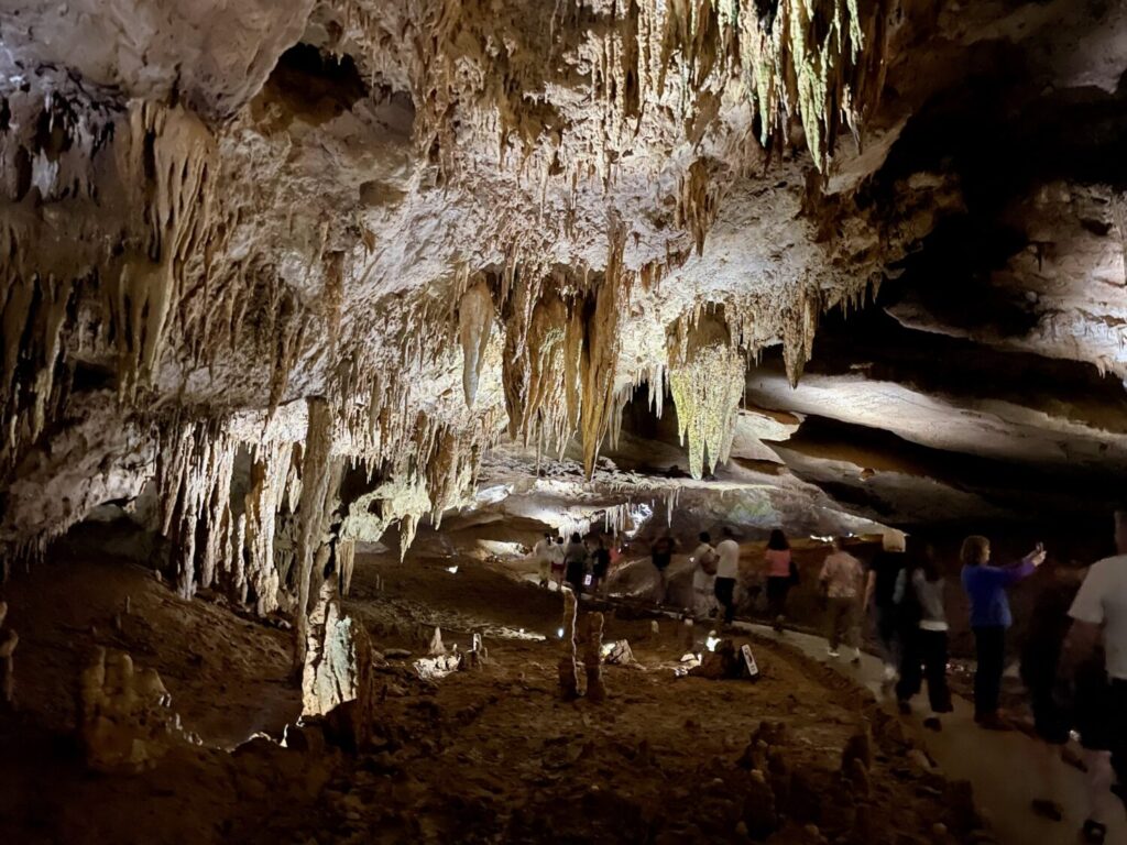 Turisti all'interno delle Grotte di Prometeo in Georgia