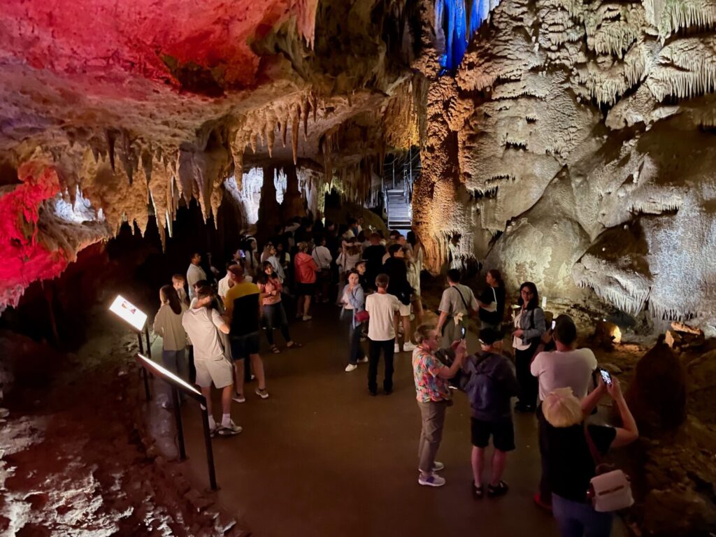 Turisti all'interno delle Grotte di Prometeo in Georgia