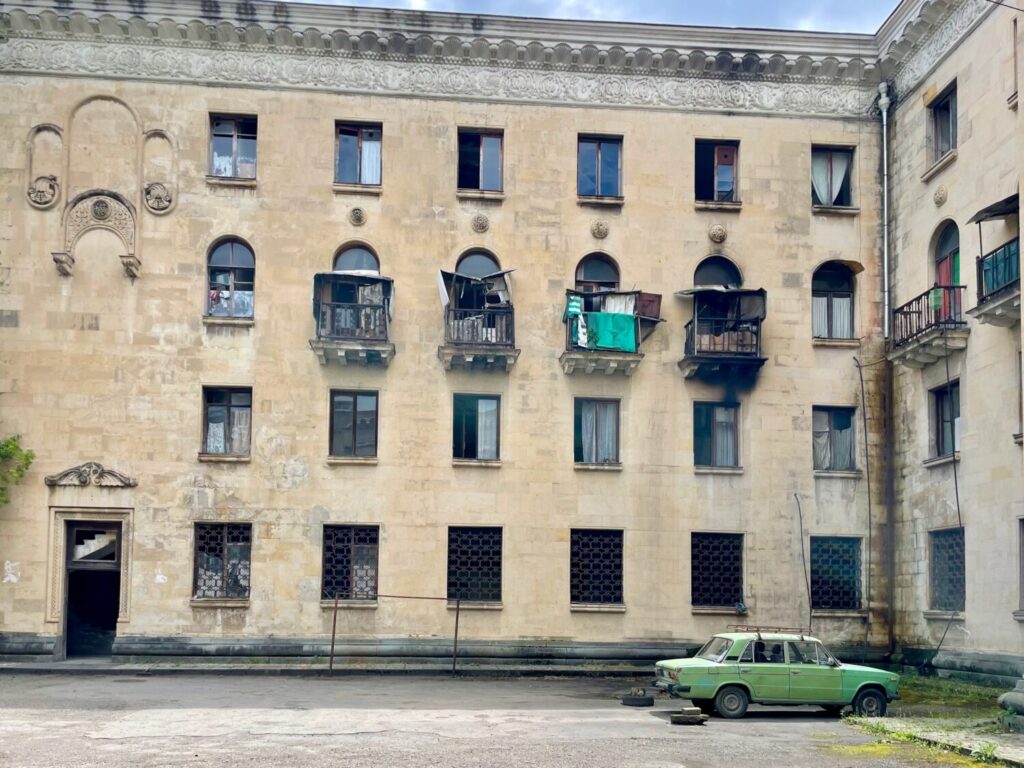 Un'ala del Sanatorio Metallurgist trasformata in appartamenti occupati da famiglie di rifugiati