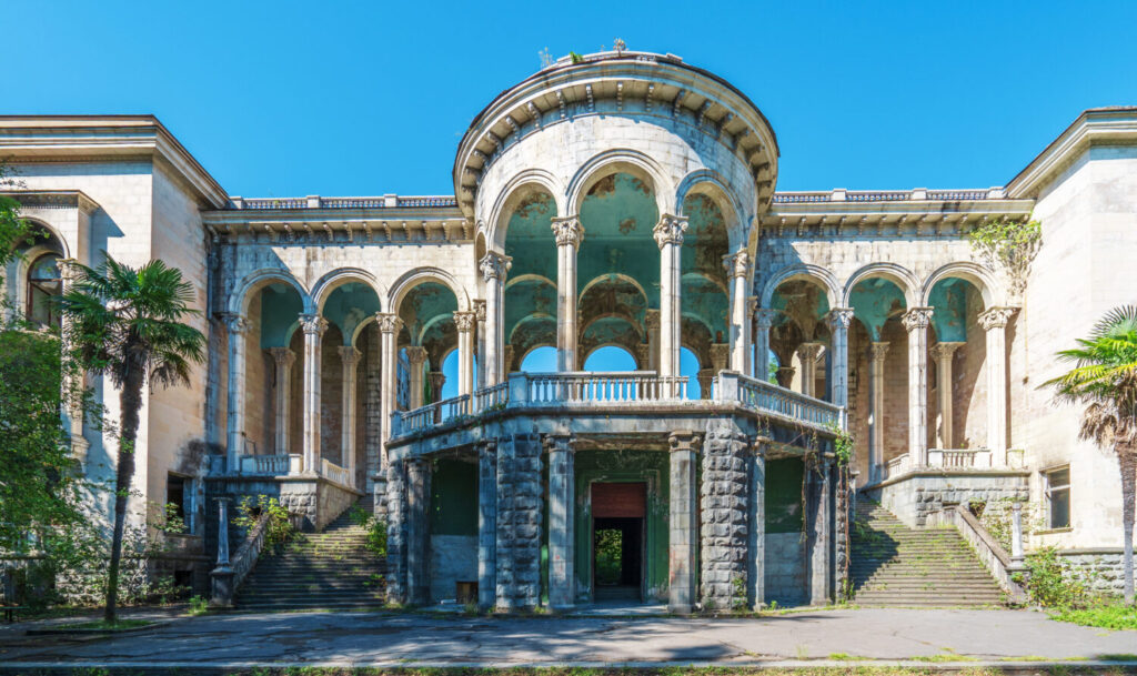 Facciata del sanatorio abbandonato Medea a Tskaltubo, Georgia