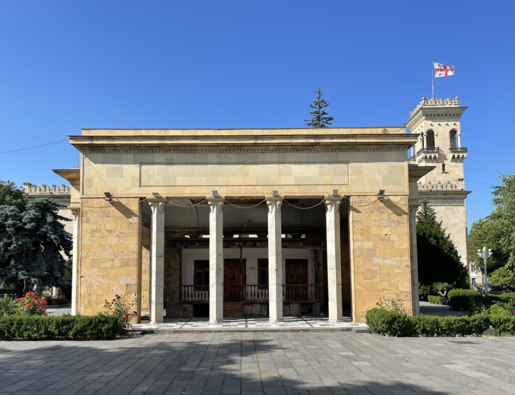 La casa d'infanzia di Stalin, incorporata in un edificio monumentale a Gori, in Georgia